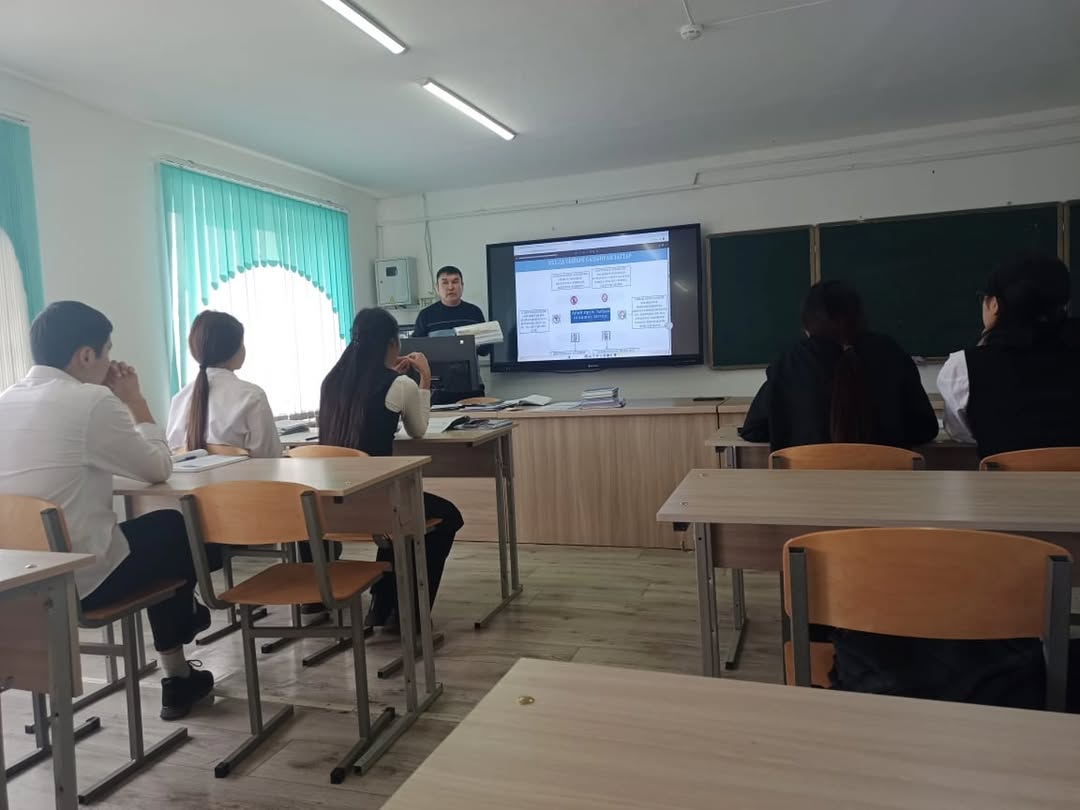 Абай облысы Семей қаласының Ұлттық Тестілеу орталығының филиал басшысы Абенов Болат Балтанович 11-сынып оқушыларымен түсіндіру жұмыстарын жүргізді.
