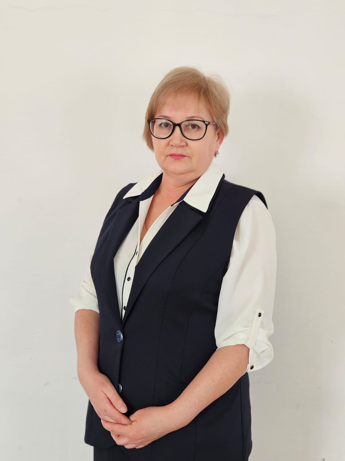 Хасанова Индира Медхатовна. Диретордың тәрбие - ісі жөніндегі орынбасары.